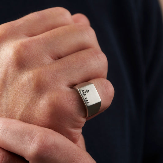 Men's Signet Rings: A Complete Guide to Buying, Engraving and Wearing Them
