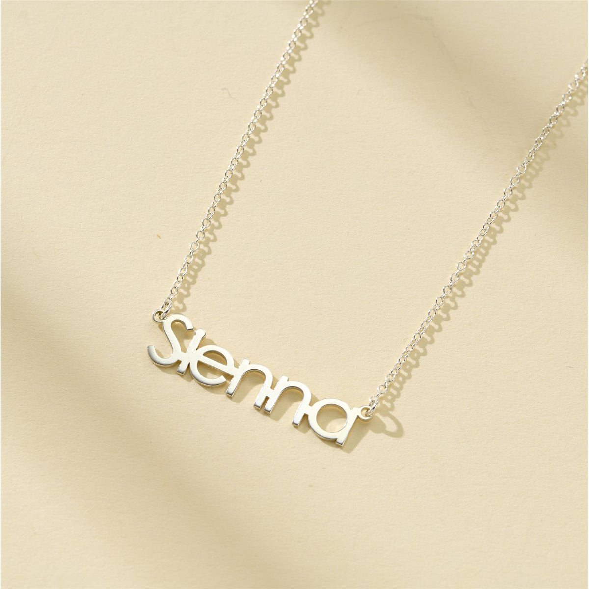 Fine name necklace with the name Sienna in silver